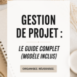 Femme souriante utilisant un modèle de gestion de projet sur son ordinateur