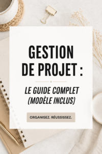 Femme souriante utilisant un modèle de gestion de projet sur son ordinateur