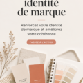 Femme souriante regardant un logo de marque sur son ordinateur, illustrant le concept d'identité de marque.
