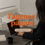 Une papaye fraîchement coupée, dévoilant sa chair orange vif et ses graines noires, symbolisant un fruit tropical sain.