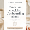 Modèle de checklist d'accueil client sur un bureau avec des fournitures