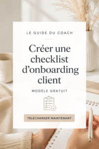 Modèle de checklist d'accueil client sur un bureau avec des fournitures