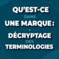 Illustration d'une femme lisant un guide sur le vocabulaire des marques