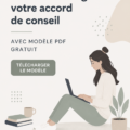 Femme consultant rédigeant un contrat sur son ordinateur.