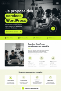 Une femme examinant son site WordPress sur un ordinateur