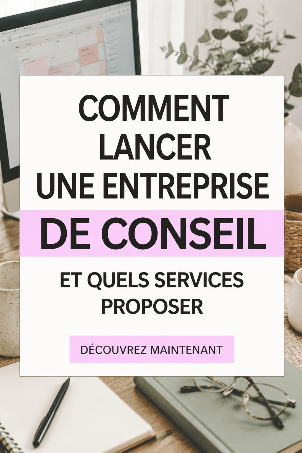 Femme consultant en train de travailler sur son ordinateur portatif à domicile tout en prenant des notes.