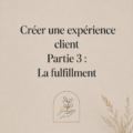 Une femme coach guidant une cliente dans un cadre chaleureux et accueillant.