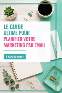 Femme travaillant sur son ordinateur avec des notes sur la planification d'une campagne de marketing par e-mail.