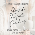 Une femme coach examine des idées de forfaits de coaching avec un sourire.