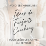 Une femme coach examine des idées de forfaits de coaching avec un sourire.