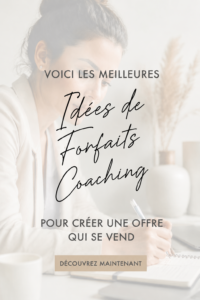 Une femme coach examine des idées de forfaits de coaching avec un sourire.