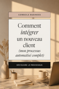 Femme professionnel discutant avec un nouveau client dans un bureau, symbolisant une intégration réussie.