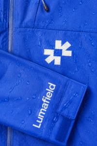 Logo Lumafield avec un fond moderne illustrant l'identité de marque