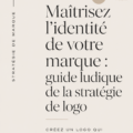 Une femme réfléchissant à la conception de son logo de marque avec des croquis sur une table.