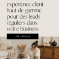 Femme souriante conseillant un client dans un magasin, illustrant une bonne expérience client.
