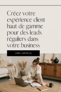 Femme souriante conseillant un client dans un magasin, illustrant une bonne expérience client.