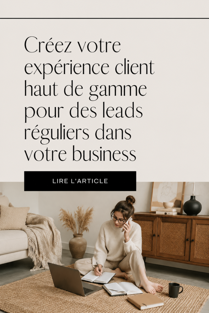 Femme souriante conseillant un client dans un magasin, illustrant une bonne expérience client.