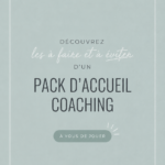 Pack d'accueil de coaching présenté stylé sur un bureau