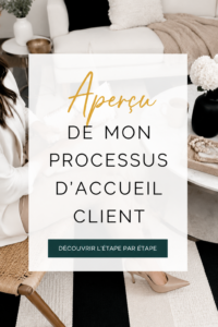 Un professionnel souriant accueille un client lors d'un processus d'intégration chaleureux.