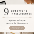 Une professionnelle posant des questions lors d'une session de découverte