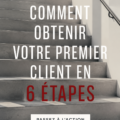 Femme consultant avec un client et prenant des notes dans un bureau moderne