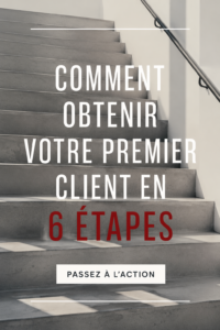 Femme consultant avec un client et prenant des notes dans un bureau moderne