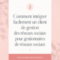 Une femme souriante accueille un client pour une séance sur les réseaux sociaux.