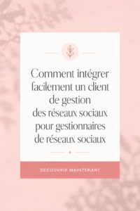 Une femme souriante accueille un client pour une séance sur les réseaux sociaux.