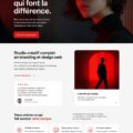 Image d'une femme entrepreneure en train de discuter avec des designers créatifs.