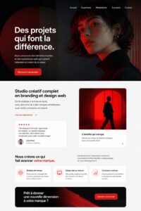 Image d'une femme entrepreneure en train de discuter avec des designers créatifs.