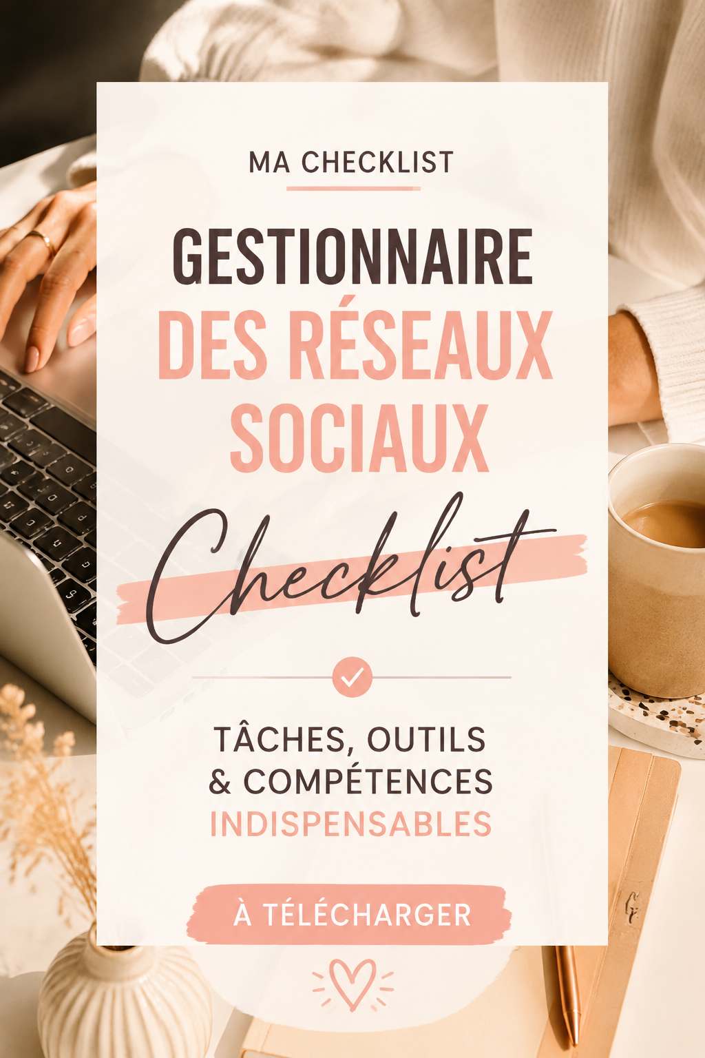 Une femme experte en marketing social travaille sur une checklist pour optimiser sa stratégie de réseaux sociaux.