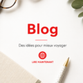 Une femme souriante ajoutant un nouvel article sur son blog, entourée de ses outils d'écriture.