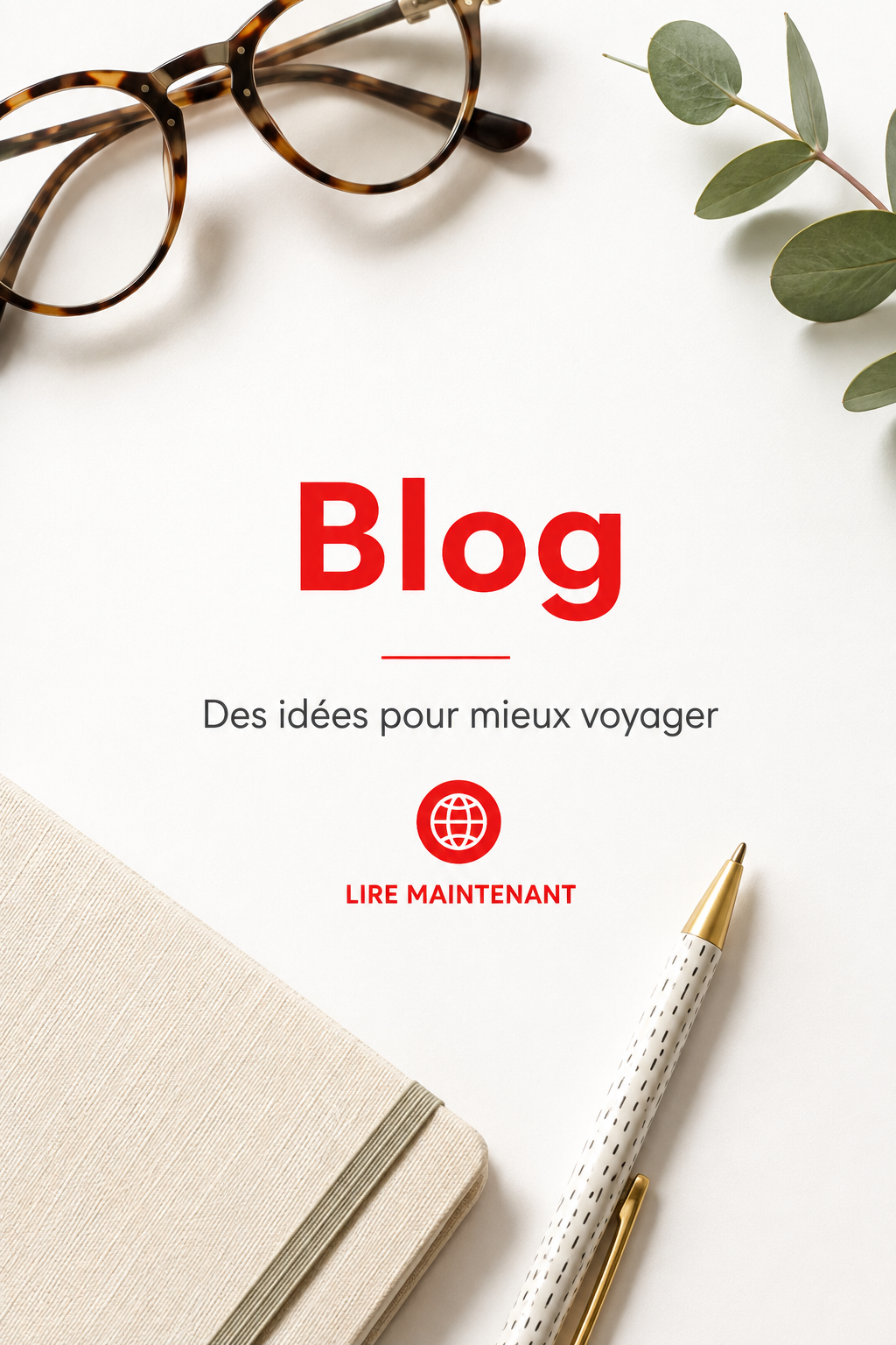 Une femme souriante ajoutant un nouvel article sur son blog, entourée de ses outils d'écriture.