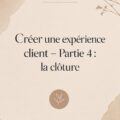 Femme entrepreneur discutant du processus d'offboarding avec des clients, mettant l'accent sur l'expérience client.