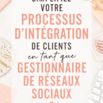 Une femme professionnelle en train d'accompagner un client lors de son onboarding sur les réseaux sociaux.