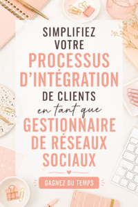 Une femme professionnelle en train d'accompagner un client lors de son onboarding sur les réseaux sociaux.