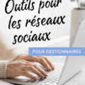 Femme utilisant des outils de gestion des réseaux sociaux sur son ordinateur portable.