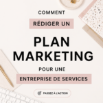 Une femme réfléchissant à son plan marketing entourée de notes et d'outils de rédaction.