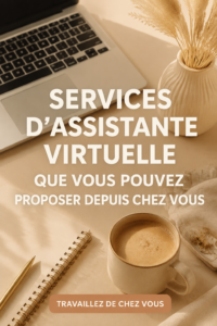 Femme souriante travaillant sur son ordinateur à domicile en tant qu'assistante virtuelle.
