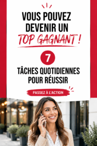 Femme entrepreneuse souriante au travail avec des blocs-notes et un ordinateur.