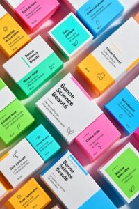 Femme utilisant des produits de beauté basés sur la science pour sa routine quotidienne