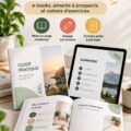 Une femme souriante travaillant sur son e-book avec un ordinateur portable et des notes