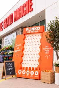 Un tableau Plinko personnalisé avec des couleurs vives pour un événement festif.