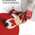 Femme d'affaires examinant un document d'expédition dans son bureau.