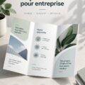 Modèle de brochure d'entreprise minimaliste tri-fold sur un bureau