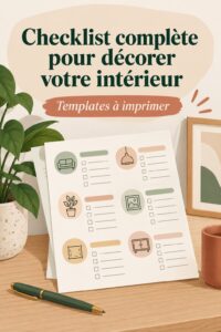 Une checklist de décoration intérieure sur un bureau entouré d'outils de design.